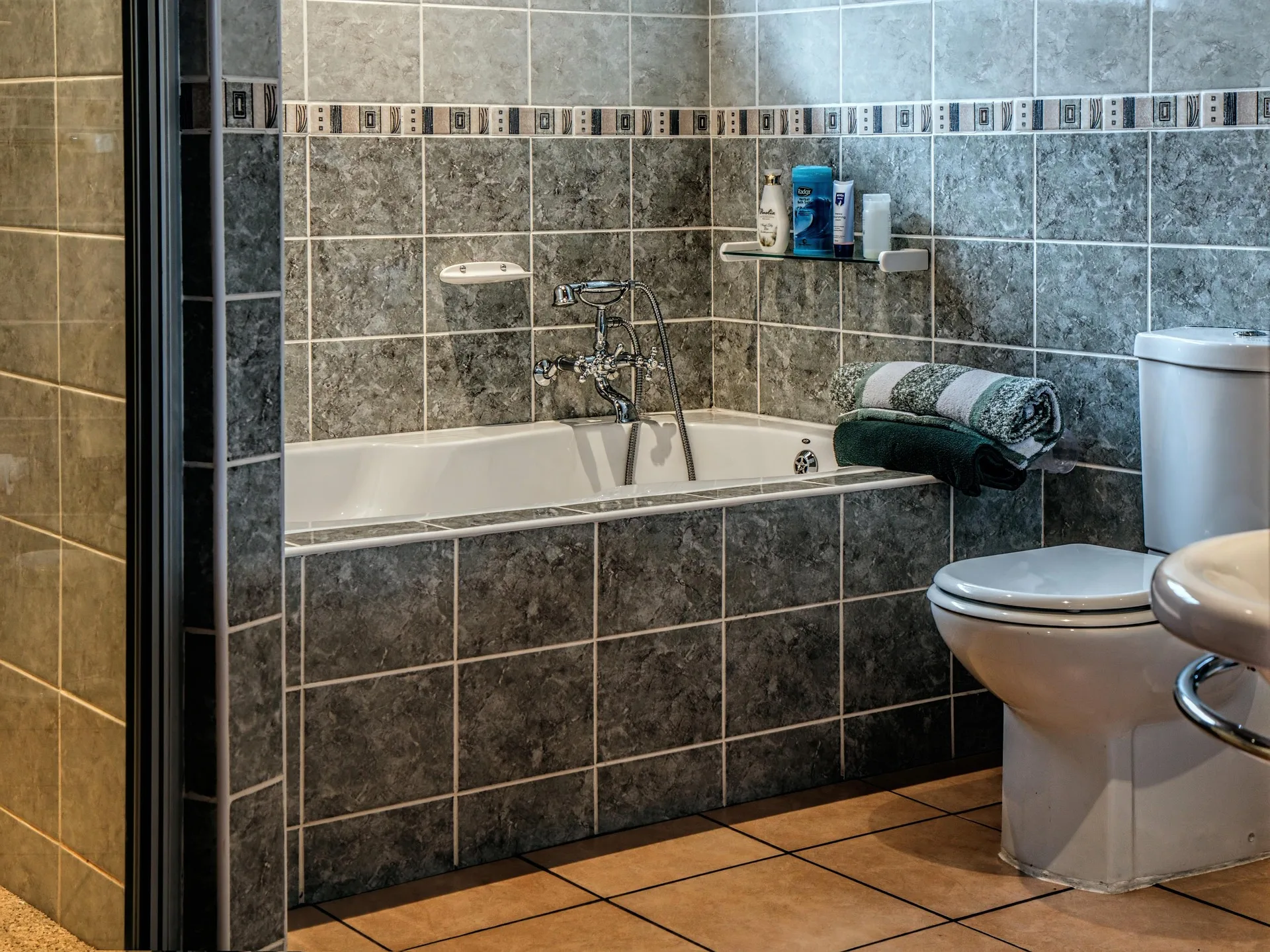 La instalación de fontanería en un baño siempre es complicada. Y requiere de profesionales preparados apra la tarea.