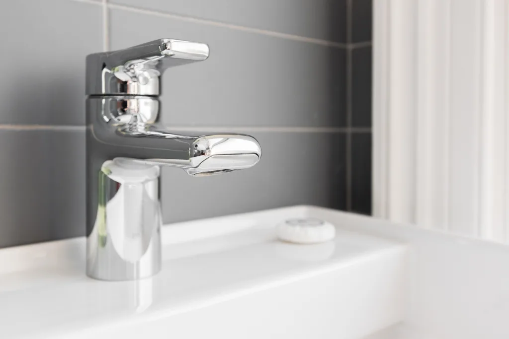 Hay varias soluciones para la instalación de fontanería en un baño en Valencia, como los grifos con ahorro energético.